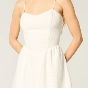 Elegant White Sleeveless Dress